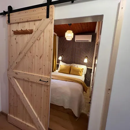 By The شقة قرية بالاتونودفاري